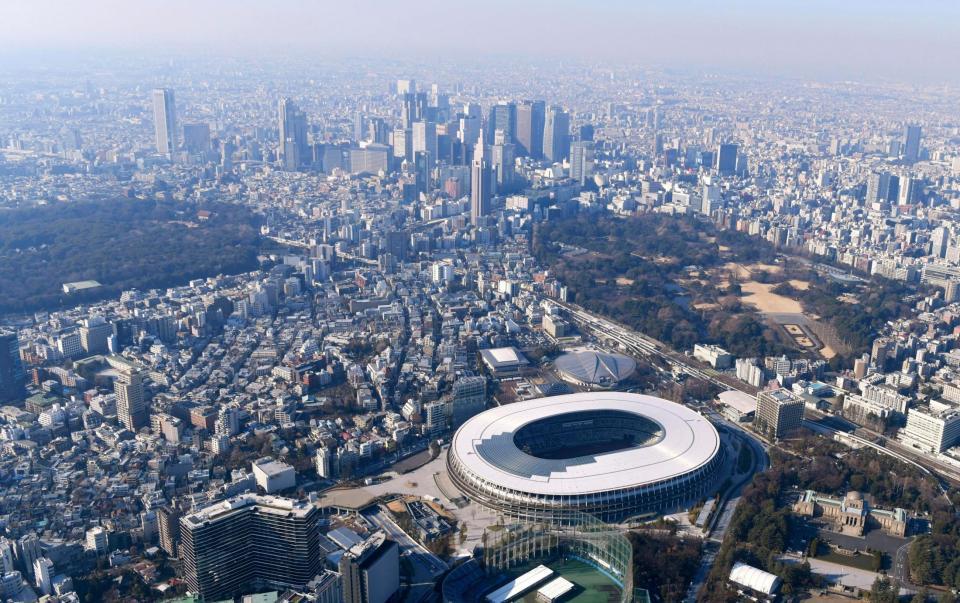 　東京五輪・パラリンピックのメインスタジアムの国立競技場。１年延期された東京五輪は23日で開幕まで半年となった（共同通信社ヘリから）