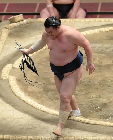 １４日目、大翔鵬に敗れて土俵を後にする勢＝両国国技館（撮影・堀内翔）