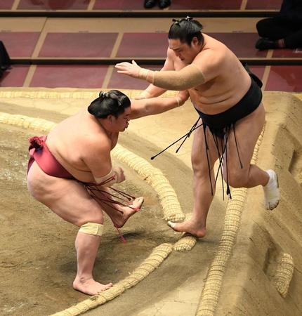 隠岐の海（右）を突き出しで破り初優勝を決めた大栄翔＝両国国技館（撮影・佐藤厚）