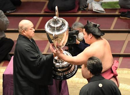 八角理事長（左）から優勝賜杯を渡される大栄翔（撮影・佐藤厚）