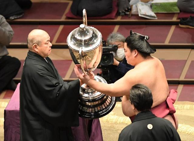 大栄翔初Ｖ「自分の相撲を取りきった」賜杯にビックリ「あんなに重いものだとは…」