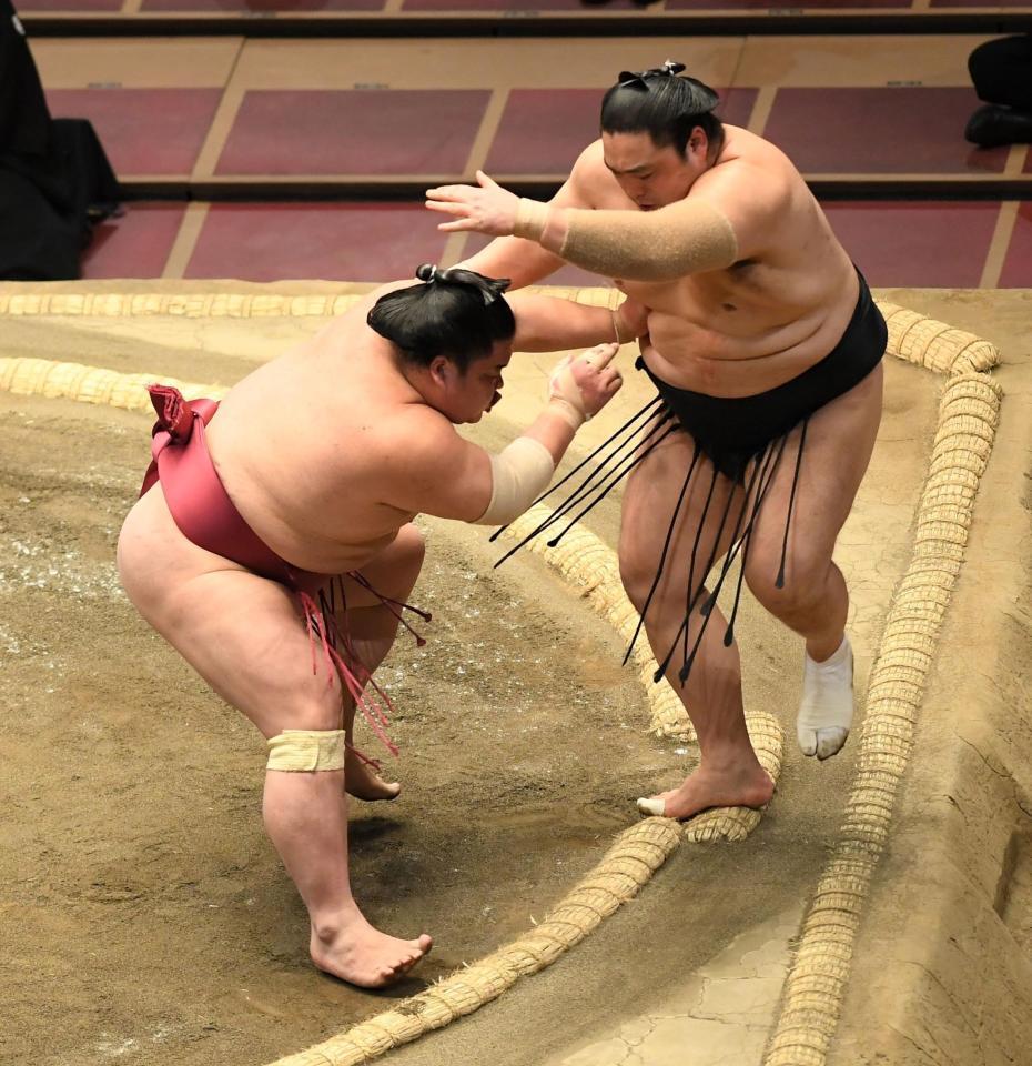 隠岐の海（右）を突き出しで破り初優勝を決めた大栄翔（撮影・佐藤厚）