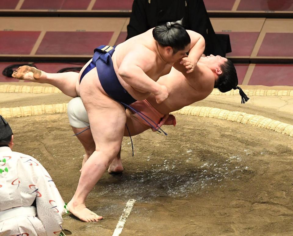 貴源治（手前）に反り技を仕掛けるも失敗、浴びせ倒しで敗れた宇良（撮影・佐藤厚）