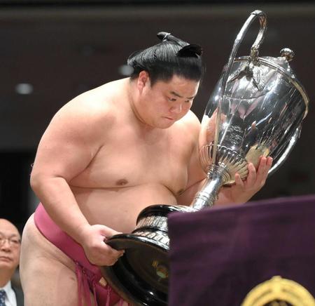 　初優勝し賜杯を手にする大栄翔（撮影・堀内翔）