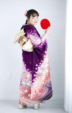 卓球の伊藤美誠「金メダル取る」振り袖姿で２０歳の抱負