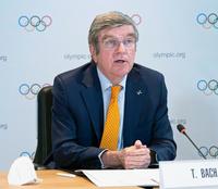 ＩＯＣ理事会後、記者会見するバッハ会長＝27日、ローザンヌ（ＩＯＣ提供・共同）