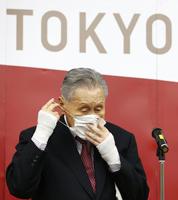 ＩＯＣのバッハ会長とのオンライン会談後、囲み取材を終えてマスクを着ける東京五輪・パラリンピック組織委員会の森喜朗会長（代表撮影）