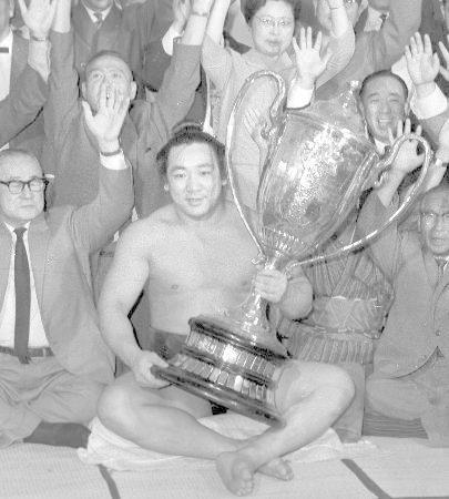 　１９６４年５月、大相撲夏場所で優勝し賜杯を手にする栃ノ海＝蔵前国技館