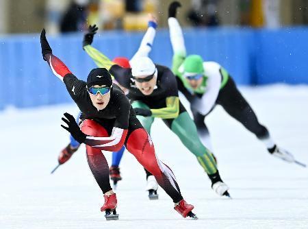 　スピード成年男子５００メートル決勝　優勝した長野・倉坪克拓（手前）＝岐阜県クリスタルパーク恵那スケート場