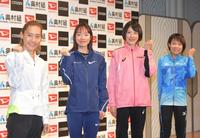 　会見後、岩出玲亜（左端）と（右から）萩原歩美、前田穂南と共にポーズを決める一山麻緒＝大阪市内のホテル（撮影・高部洋祐）