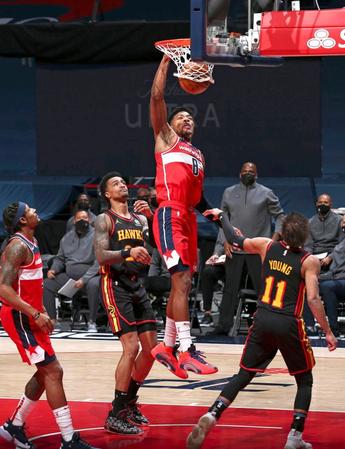 ホークス戦でダンクシュートするウィザーズの八村（８）＝ワシントン（ＮＢＡＥ提供・ゲッティ＝共同）