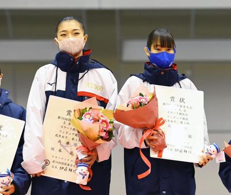 成年女子で１位となった兵庫県の坂本花織（左）と三原舞依＝名古屋市ガイシプラザ（代表撮影）