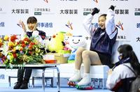 成年女子フリーの演技を終え、「キス・アンド・クライ」で三原舞依（左）と喜ぶ坂本花織＝名古屋市ガイシプラザ（代表撮影）