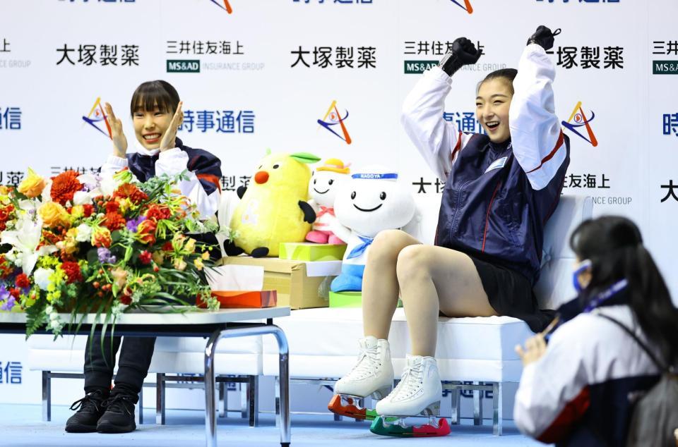 成年女子フリーの演技を終え、「キス・アンド・クライ」で三原舞依（左）と喜ぶ坂本花織＝名古屋市ガイシプラザ（代表撮影）