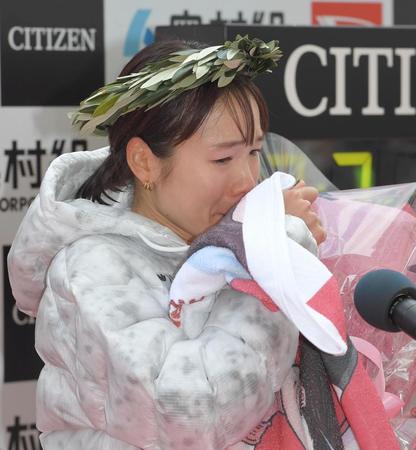 涙をこらえながら優勝インタビューに答える一山麻緒＝長居公園周回路（撮影・高部洋祐）