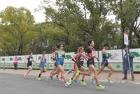 長居公園の周回コースを力走する選手たち（撮影・高部洋祐）