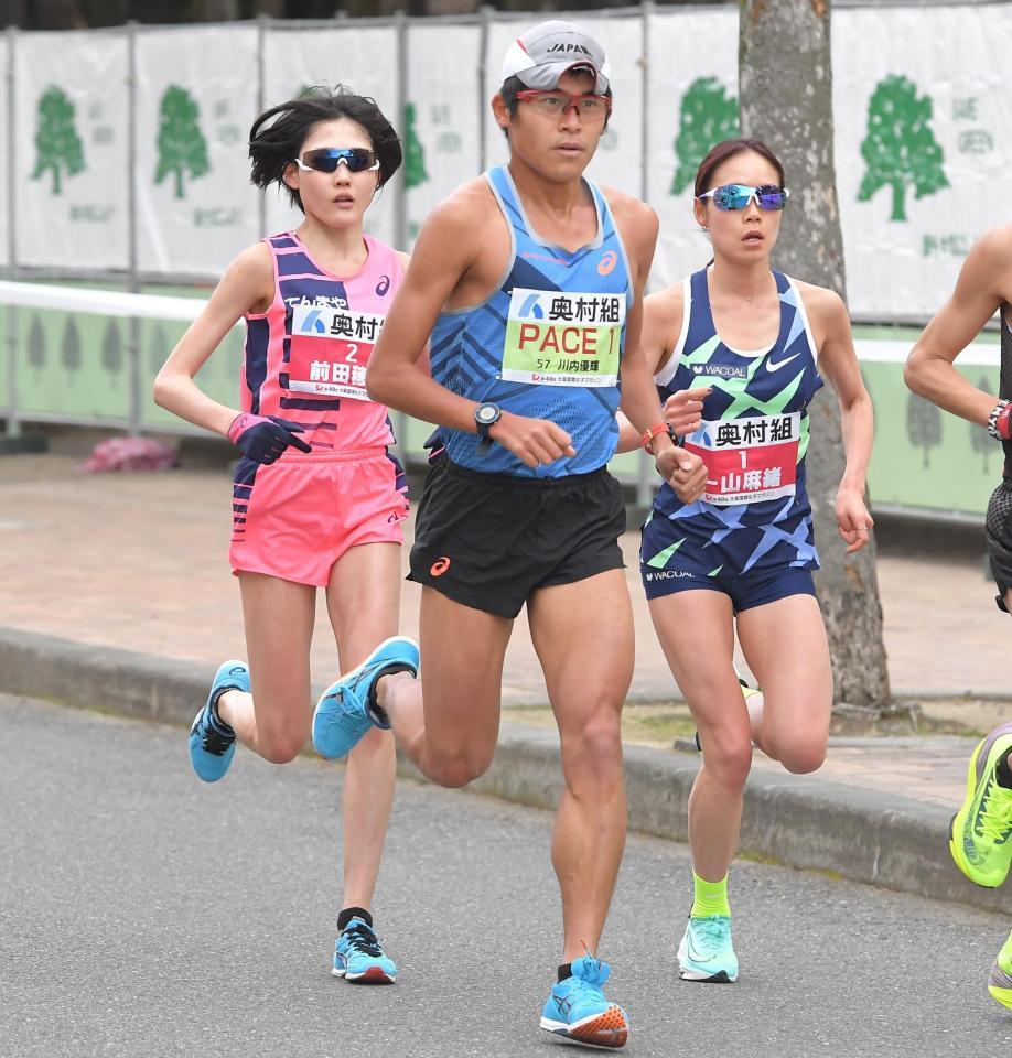 ２周目、力走する前田穂南（左）と一山麻緒（右）。手前はペースメーカーの川内優輝（撮影・高部洋祐）