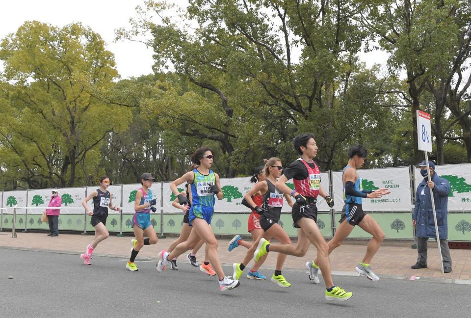 長居公園の周回コースを力走する選手たち（撮影・高部洋祐）