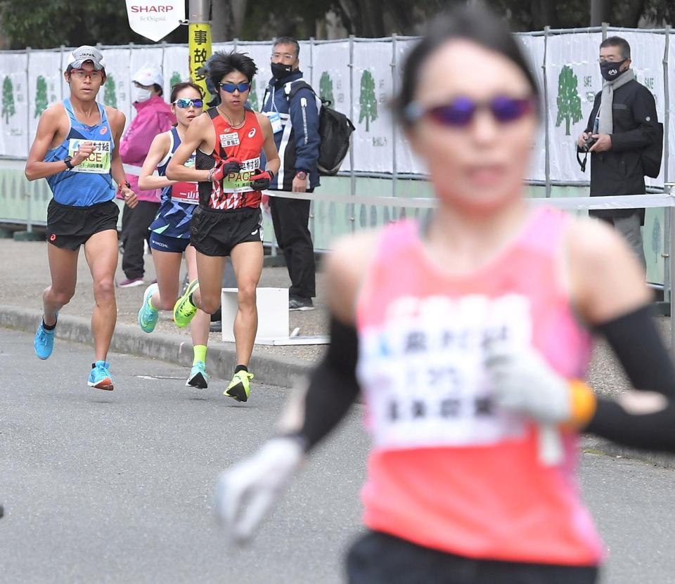 ６周目、周回遅れの選手（手前）を横目に力走する一山麻緒（左から３人目）。左端はペースメーカーの川内優輝（撮影・高部洋祐）