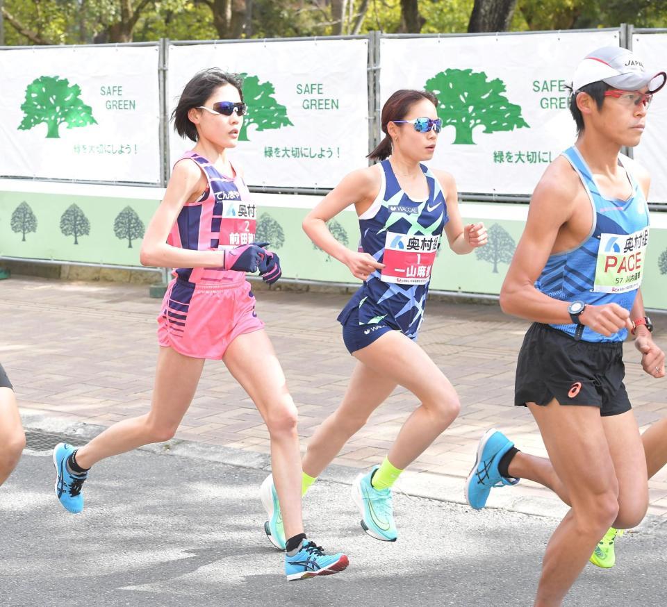 １周目、力走する（左から）前田穂南、一山麻緒。右はペースメーカーの川内優輝（撮影・高部洋祐）