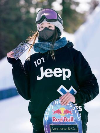 　冬季Ｘゲーム、スノーボードのビッグエア女子で２位に入り、銀メダルを掲げる鬼塚雅＝アスペン（共同）