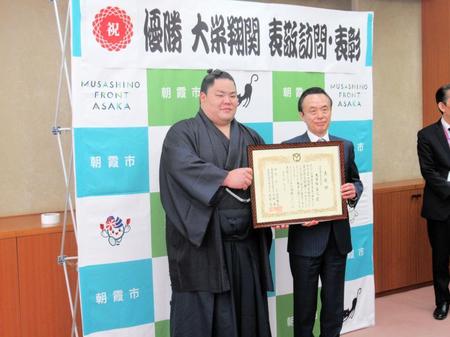 富岡勝則市長（右）から市民体育賞特別賞を授与される大栄翔