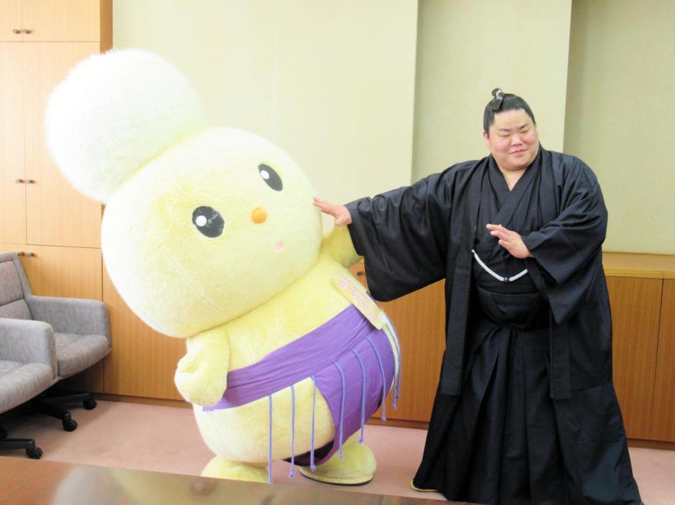 朝霞市のゆるキャラ「ぽぽたん」を突き押す大栄翔