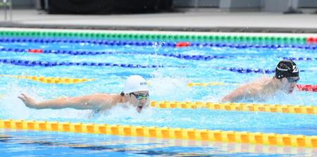 男子４００メートル個人メドレー予選バタフライ　瀬戸大也と萩野公介（右）＝東京アクアティクスセンター（撮影・堀内翔）