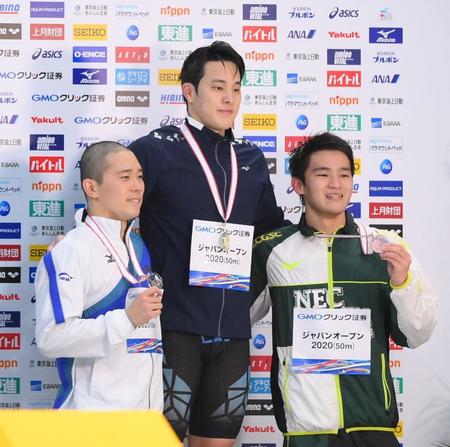 男子４００メートル個人メドレーで優勝した瀬戸大也。左は２位の井狩裕貴、右は３位の田渕海斗＝東京アクアティクスセンター（撮影・堀内翔）