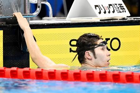 男子４００メートル個人メドレー決勝を終え、タイムを見つめる萩野公介＝東京アクアティクスセンター