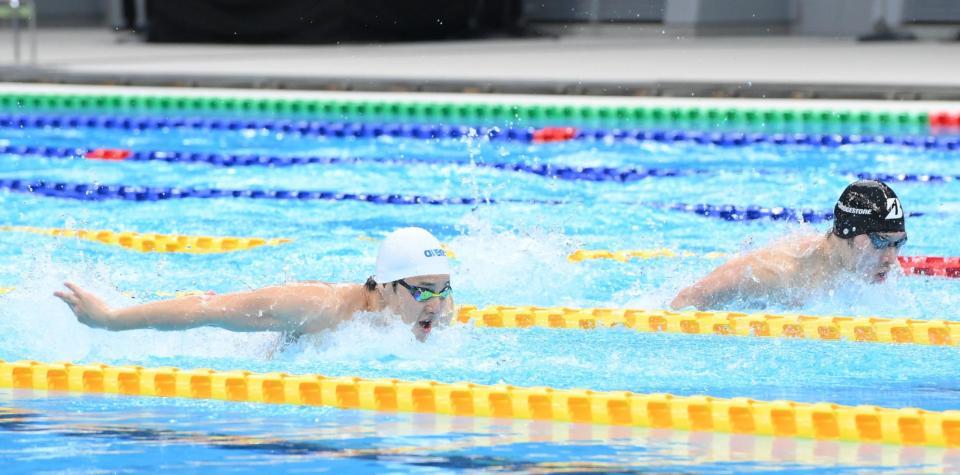 男子４００メートル個人メドレー予選バタフライ　瀬戸大也と萩野公介（右）＝東京アクアティクスセンター（撮影・堀内翔）