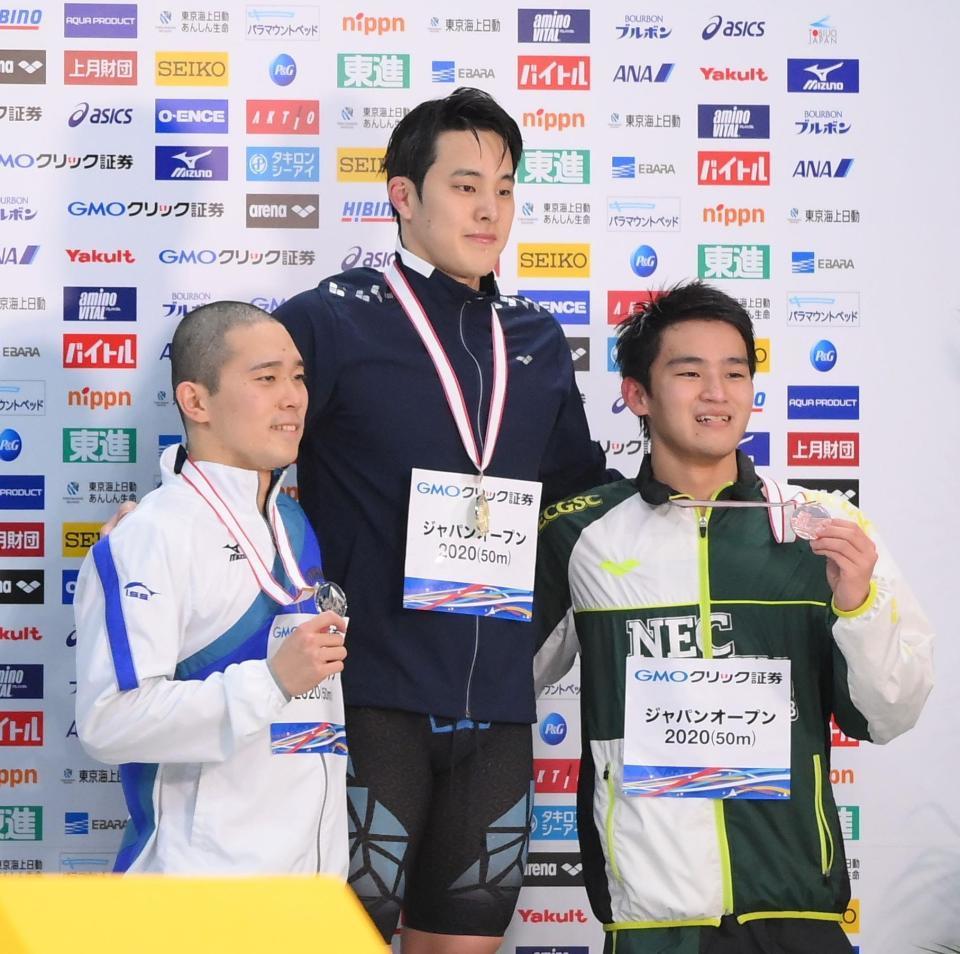 男子４００メートル個人メドレーで優勝した瀬戸大也。左は２位の井狩裕貴、右は３位の田渕海斗＝東京アクアティクスセンター（撮影・堀内翔）