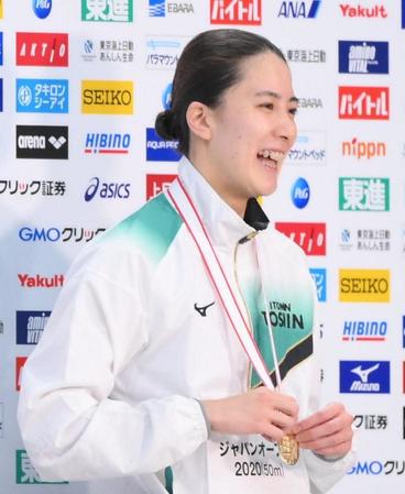 女子４００メートル個人メドレー　優勝してメダルを手に笑顔を見せる大橋悠依＝東京アクアティクスセンター（撮影・堀内翔）