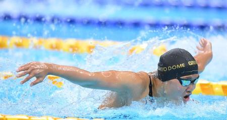 女子２００メートルバタフライ予選　全体３位で決勝に進出した長谷川涼香＝東京アクアティクスセンター（撮影・堀内翔）
