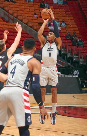 　ヒート戦でシュートするウィザーズの八村＝マイアミ（ＮＢＡＥ提供・ゲッティ＝共同）