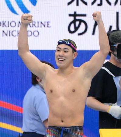 　男子２００メートルバタフライ決勝　優勝してガッツポーズをする本多灯（撮影・堀内翔）