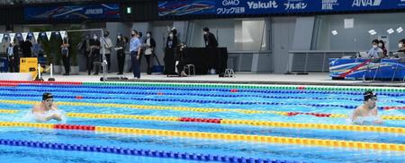 　男子２００メートル個人メドレー決勝　平泳ぎで萩野公介（右端）から大きく遅れる瀬戸大也（撮影・堀内翔）