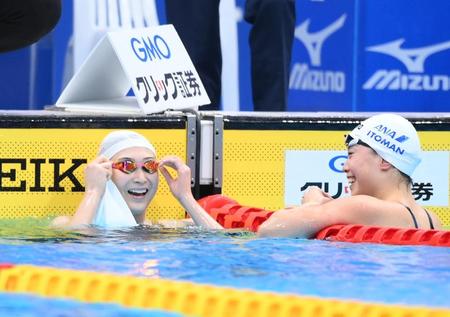 女子５０メートル自由形決勝で２位となり笑顔を見せる池江璃花子。右は優勝した大本里佳（撮影・堀内翔）