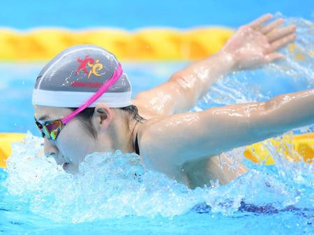 決勝前のバタフライの練習をする池江璃花子＝東京アクアティクスセンター（撮影・堀内翔）