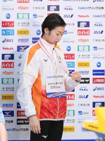 女子５０メートル自由形　銀メダルを見つめる池江璃花子（撮影・堀内翔）