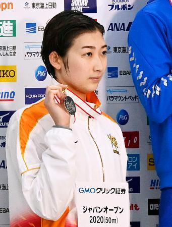 　競泳のジャパン・オープン５０メートル自由形で２位となり、実戦復帰後初の表彰台でメダルを手にする池江璃花子＝７日、東京アクアティクスセンター