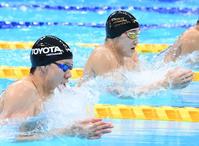 男子２００メートル平泳ぎ決勝で優勝した佐藤翔馬。左は渡辺一平（撮影・堀内翔）