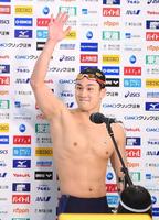 男子２００メートル平泳ぎ決勝　インタビューを終えてスタンドに手を振る佐藤翔馬（撮影・堀内翔）