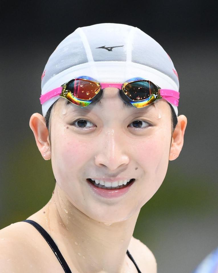 決勝前の練習中に笑顔を見せる池江璃花子＝東京アクアティクスセンター（撮影・堀内翔）