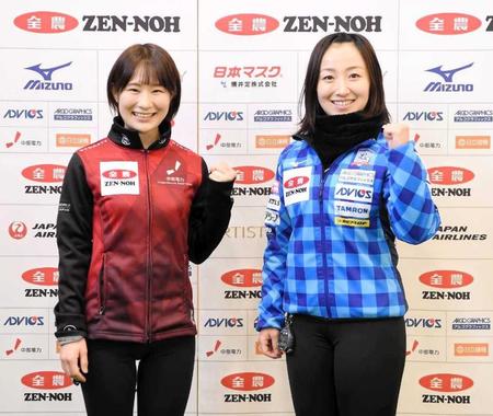 　ガッツポーズで意気込む（右から）ロコ・ソラーレの藤沢五月、中部電力の中嶋星奈（Ｃ）ＪＣＡ　ＩＤＥ