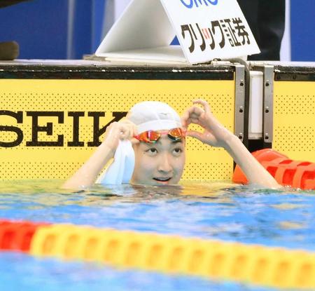 　女子５０メートル自由形で２位となり笑顔を見せる池江璃花子（撮影・堀内翔）