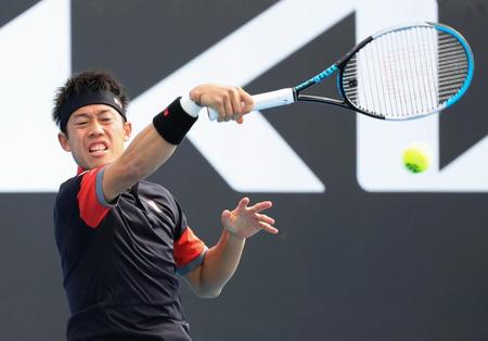男子シングルス１回戦でカレーニョ・ブスタと対戦する錦織圭＝メルボルン（共同）
