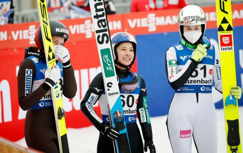 ジャンプ女子個人第７戦で今季２勝目を挙げ、笑顔の高梨沙羅（中央）＝ヒンツェンバッハ（共同）