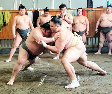 　若い衆と稽古する朝乃山（右）＝日本相撲協会提供