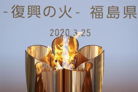 　「復興の火」として展示された東京五輪の聖火＝２０２０年３月、福島県いわき市